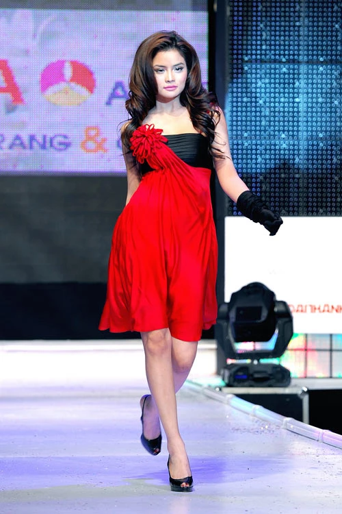 Vũ Thu Phương khéo léo khoe vòng 1 gợi cảm ảnh 5