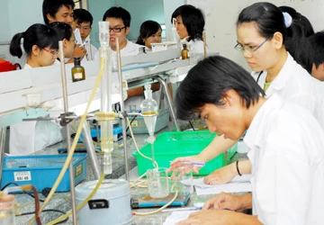 Về công văn của Bộ GD&ĐT bị “tuýt còi”: Trường thất thu, sinh viên rối! ảnh 1