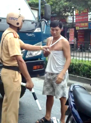 Cảnh sát giao thông tát tài xế xe tải giữa đường ảnh 2