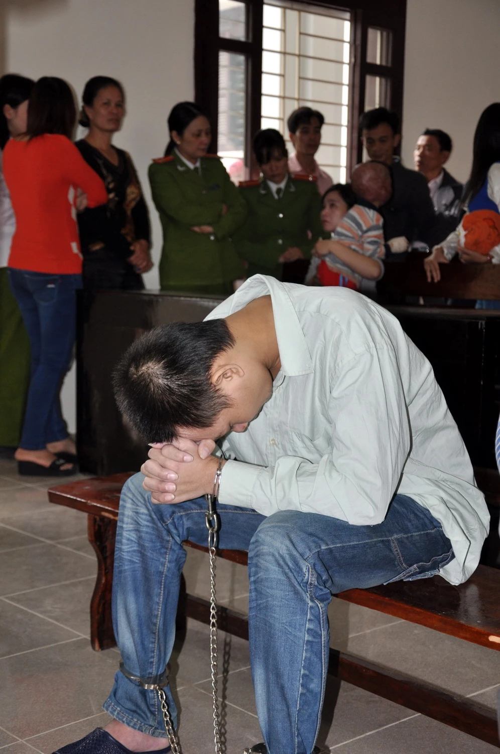 Chùm ảnh: Phiên tòa xét xử người cha nhẫn tâm đốt con mới ba tuổi ảnh 7