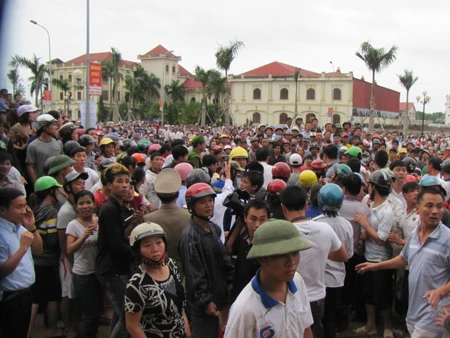 Sập sảnh khách sạn cao tầng, nhiều người thương vong ảnh 1