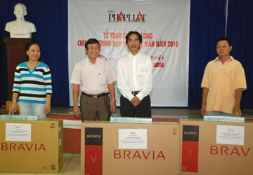 Tưng bừng trao thưởng “Bạn đọc may mắn 2010” ảnh 1 Tưng bừng trao thưởng “Bạn đọc may mắn 2010” ảnh 1