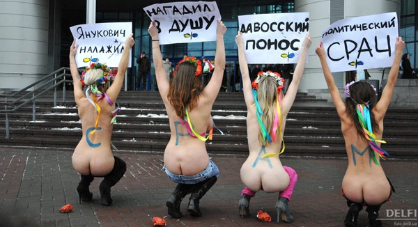 khoa than cuop cup euro 2012 4 Khỏa thân chống đối EURO 2012