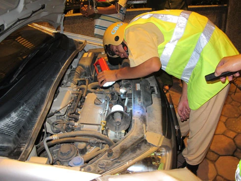 ‘Kho hàng nóng’ trên xe vị giám đốc ảnh 1