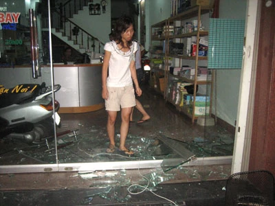 Ngang nhiên đập vỡ cửa kính trộm tài sản giữa phố ảnh 1 Ngang nhiên đập vỡ cửa kính trộm tài sản giữa phố ảnh 1