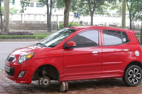 Hai ôtô bị trộm bánh xe trong đêm ảnh 1