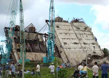 Cảnh tượng sau vụ sập. Ảnh: Giao Thi