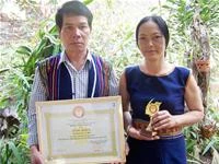 Vợ chồng ông A Kheo, Y Tin với bằng khen gia đình hiếu học