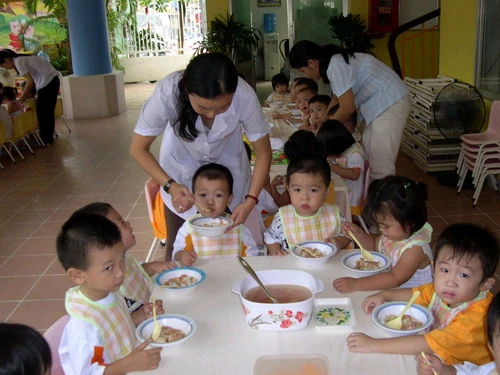 Bảo mẫu cho các bé ăn tại một trường mầm non (ảnh minh họa) - h: H.HG.