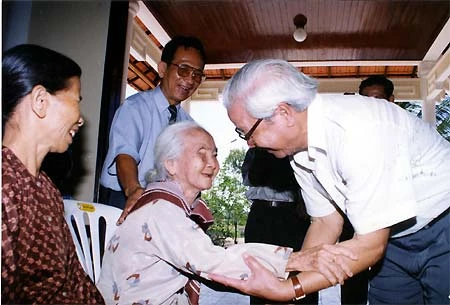 Cố Thủ tướng Võ Văn Kiệt gặp gỡ các cán bộ lão thành cánh mạng và các Bà mẹ Việt Nam anh hùng ở huyện Bình Chánh, TP HCM (tháng 5/1995).