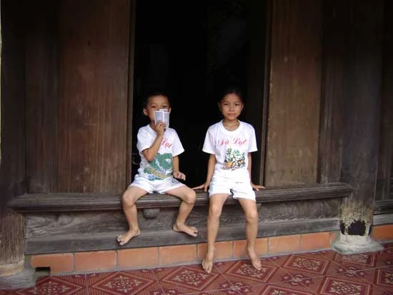 Các cháu trong ngôi nhà cổ của ông Trang. - Ảnh: Nguyễn Văn Học.