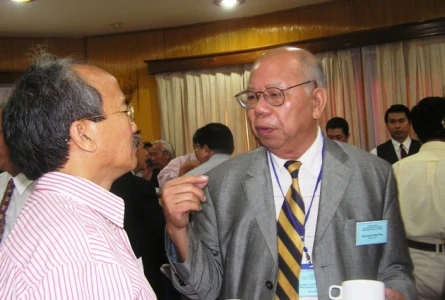 Bao giờ lương của giáo sư Việt Nam ngang ngửa với giáo sư Việt ở nước ngoài? (Trong ảnh: GS Nguyễn Đăng Hưng (phải), Việt kiều Bỉ trong một lần giao lưu với các giáo sư Việt Nam)