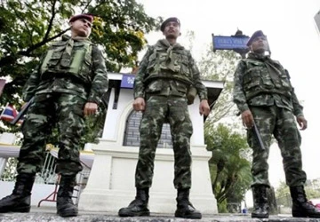 Phe áo đỏ chuẩn bị biểu tình: Binh sĩ trấn giữ các cơ quan trọng yếu ảnh 1 Phe áo đỏ chuẩn bị biểu tình: Binh sĩ trấn giữ các cơ quan trọng yếu ảnh 1