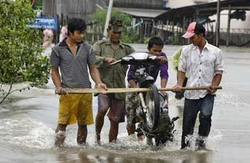 Bão Ketsana gây ngập lụt ở tỉnh Kampong Thom (Campuchia).