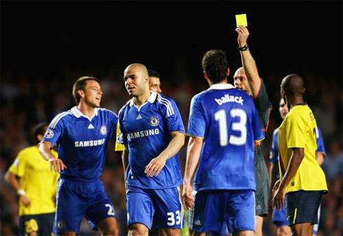 HLV Hiddink chỉ trích thậm tệ cách điều khiển trận đấu của trọng tài Ovrebo - Ảnh: AP