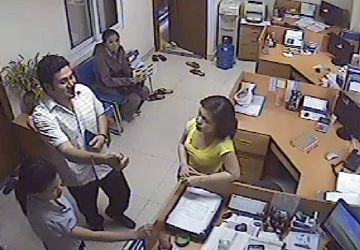 Vờ đổi tiền lẻ, chiếm đoạt bạc triệu ảnh 1