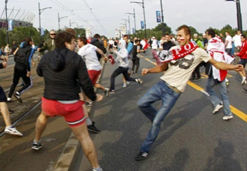 Màu sắc chính trị là nguyên nhân gây ẩu đả giữa cổ động viên Ba Lan và Nga? ảnh 1 Màu sắc chính trị là nguyên nhân gây ẩu đả giữa cổ động viên Ba Lan và Nga? ảnh 1