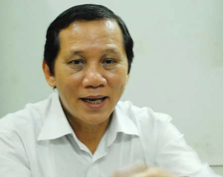 Ông Nguyễn Đình Tấn đang trao đổi với các chuyên viên để trả lời bạn đọc - Ảnh HTD