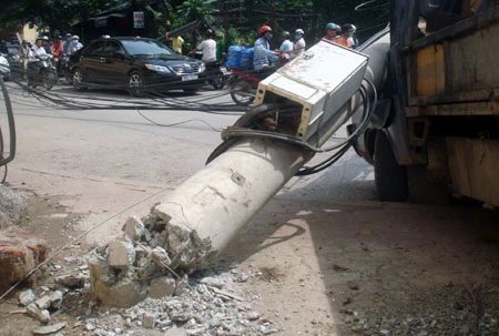 Cột đèn đè bẹp ô tô ảnh 2