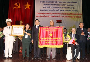 Trao danh hiệu anh hùng cho chiến sĩ cách mạng nhà tù Côn Đảo ảnh 1