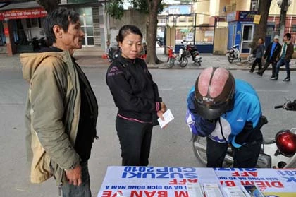 "Cò" nhộn nhịp quanh các quầy bán vé AFF Cup ảnh 2