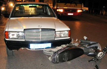 Ô tô biển xanh vượt đèn đỏ tông bà bầu ảnh 1