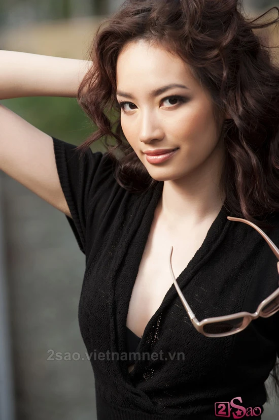 Trúc Diễm để lộ vòng một trước đường ray ảnh 5