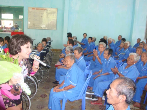 Nghệ sĩ Hồng Nga mang “live show” đến người tàn tật ảnh 1