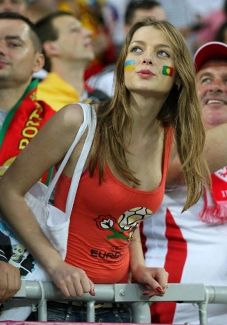 Những khe ngực đẹp hút hồn ở Euro ảnh 3