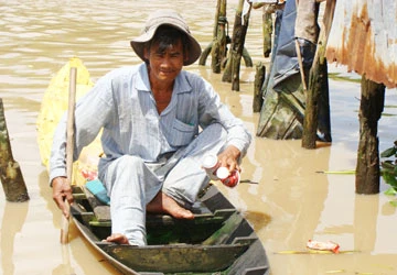 Lão nhặt rác trên sông Xẻo Rô ảnh 1