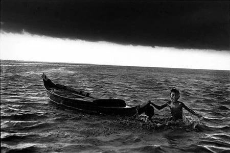 Phóng viên ảnh Elliott Erwitt nổi tiếng với ảnh đời thường đen trắng. Phóng viên ảnh Elliott Erwitt nổi tiếng với ảnh đời thường đen trắng.