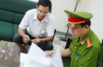 Công an Đà Nẵng đang khám xét nhà.