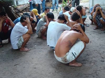 Vui đá gà, "cả nhà" bị bắt ảnh 1