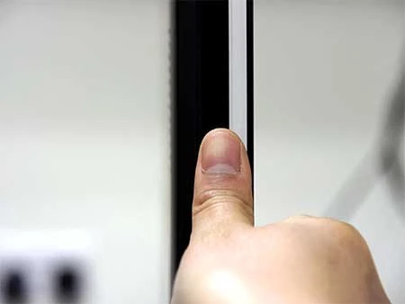 Gờ mỏng của B850 so với ngón tay. Ảnh: Cnet.