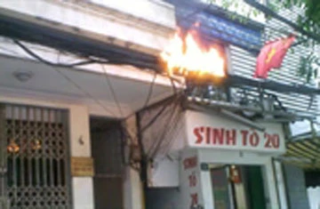 Cháy chùm dây cáp điện thoại trên phố ảnh 1