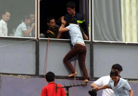 Nhà hàng 14 tầng bốc khói, nhân viên hoảng loạn ảnh 5