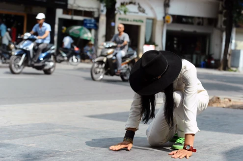 Đào Anh Khánh nhích từng cm quanh hồ Gươm ảnh 8