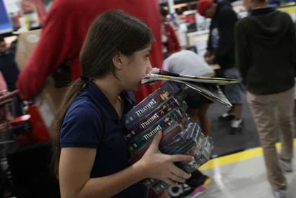 Dân Mỹ đổ xô đi mua TV nhân dịp khuyến mại ảnh 18