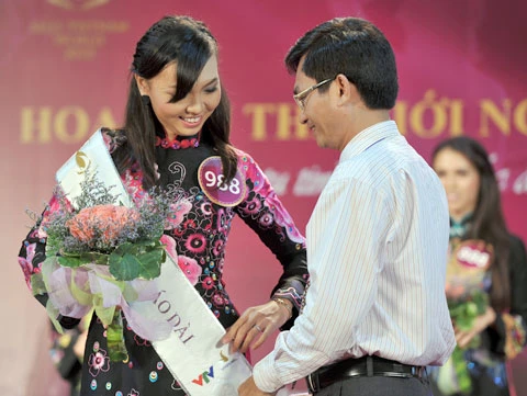 Ông Lê Cảnh Nhạc, trưởng ban giám khảo trao giải cho Hoàng Anh.