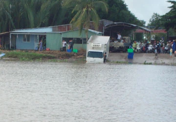 Sóc Trăng: Xe tải mất thắng trôi sông ảnh 1 Sóc Trăng: Xe tải mất thắng trôi sông ảnh 1