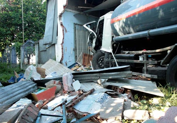 Xe bồn ủi sập nhà, vùi lấp hai mẹ con ảnh 1