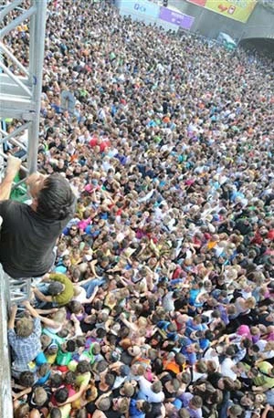 18 người chết vì bị giẫm đạp ở Đức ảnh 3