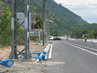 Hệ thống đèn đường trên tuyến Nha Trang - Sông Lô vẫn chưa hoàn thiện. Ảnh: Nhiêu Huy.