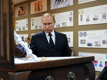 Ông Putin trốn ống kính tại lễ tang thầy ảnh 1