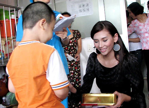 Hoàng Yến rạng rỡ làm việc thiện ảnh 2