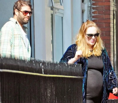 Adele 'bế' bụng bầu ra phố ảnh 1
