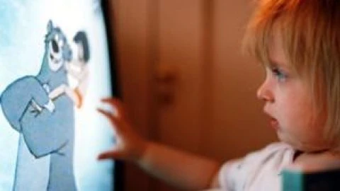 Xem ti vi nhiều, trẻ em béo và chậm hiểu ảnh 1