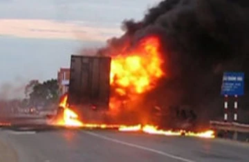 Xe container cháy rụi trên cầu ảnh 1