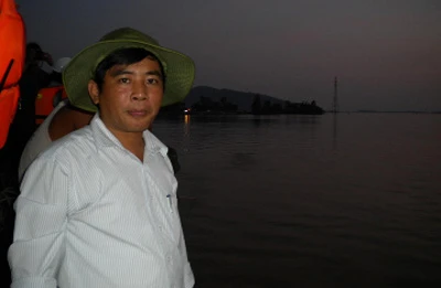 Tường thuật trực tiếp: Trục vớt chiếc xe khách bị lũ cuốn trôi - Phần 1 ảnh 12