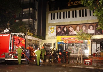 Cháy phòng trà Da Vàng, náo động trung tâm TP.HCM ảnh 1